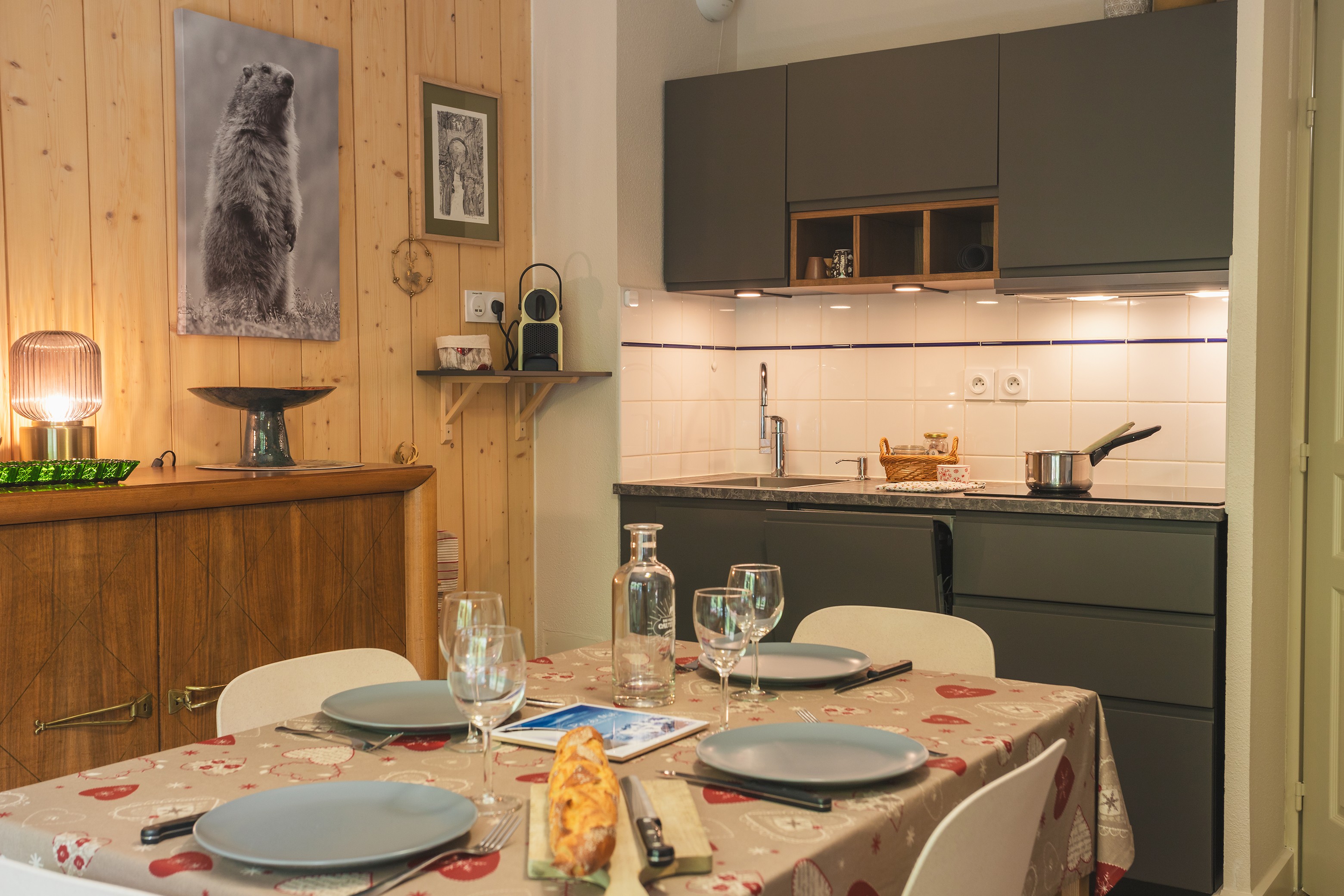 Espace cuisine équipée avec plaque induction et lave-vaisselle