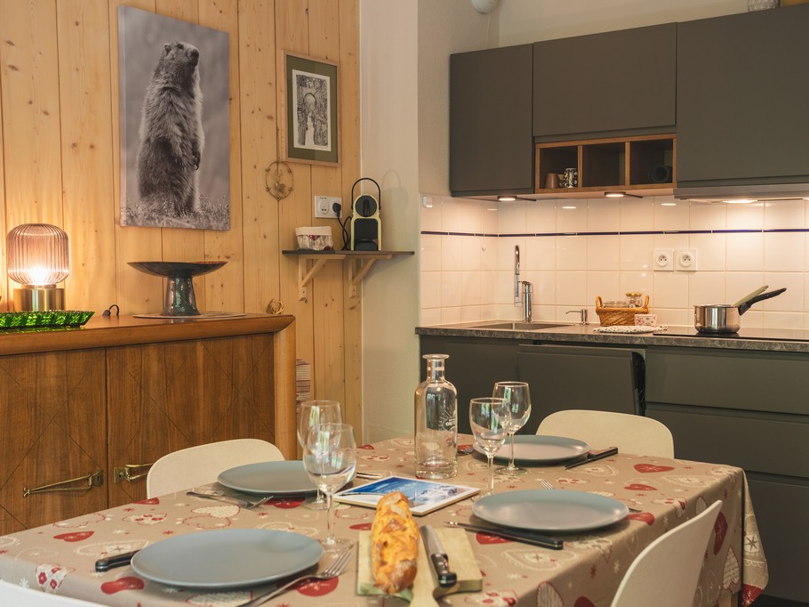 Espace cuisine équipée avec plaque induction et lave-vaisselle