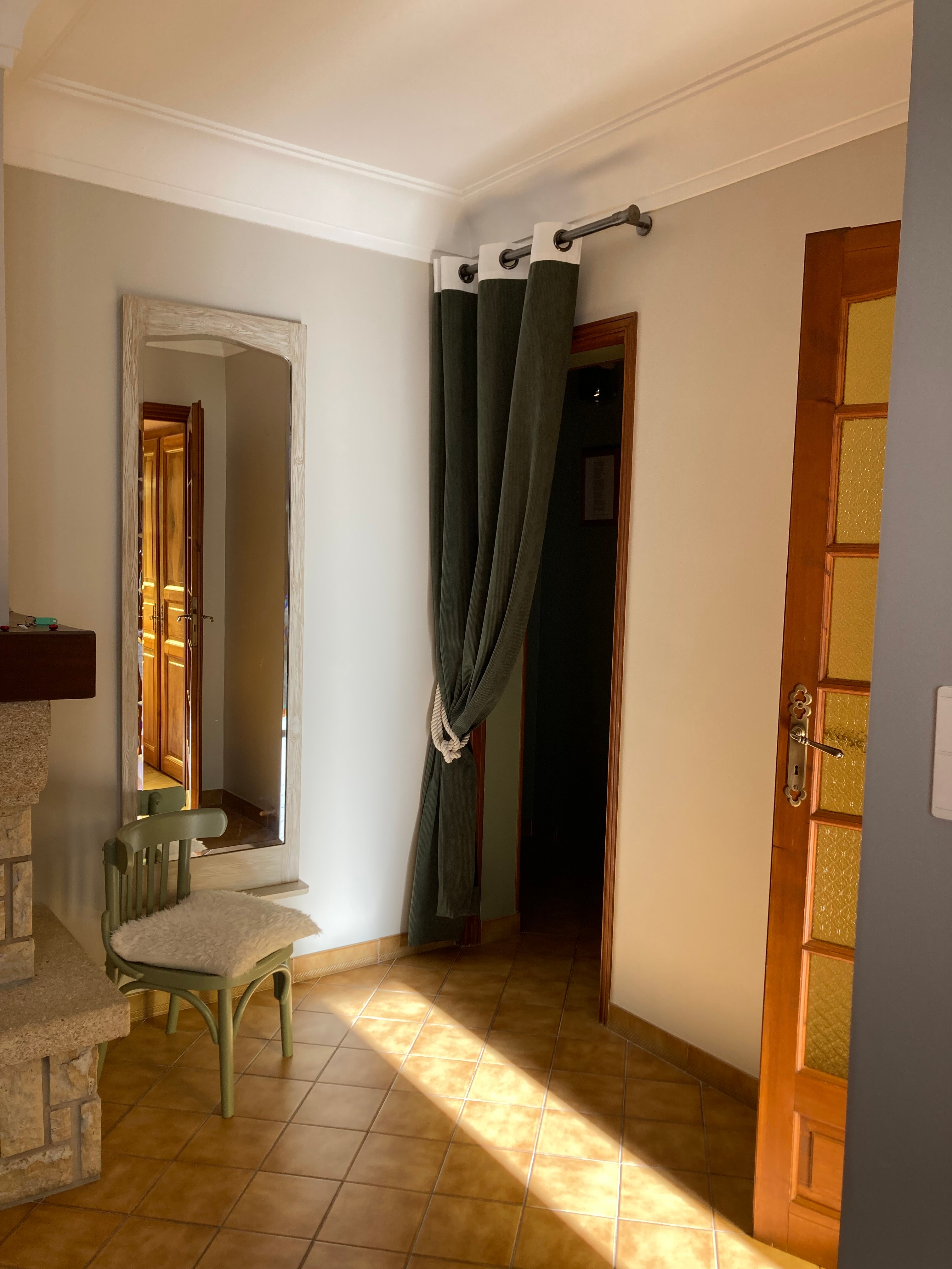 Entrée qui sépare les espaces de vie, jour et nuit, avec un grand miroir de pied