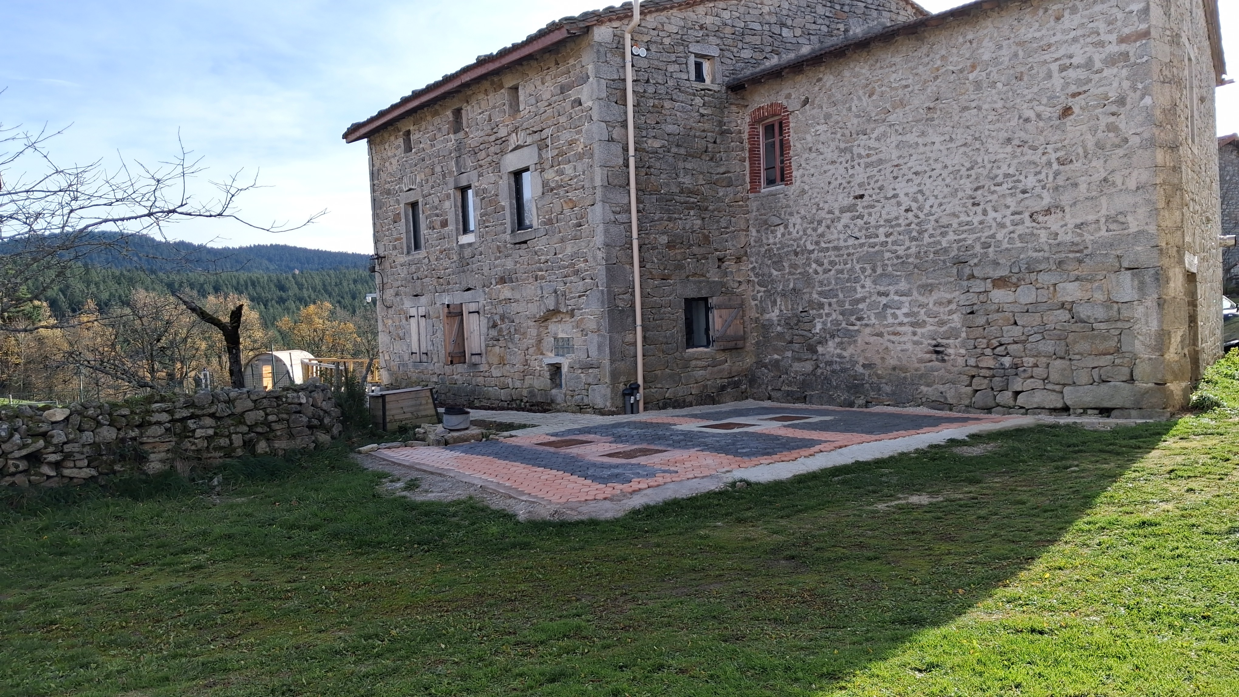 L'un des 2 parkings - Gîte Ukhutula , Vollore-Montagne , Puy-de-Dôme , Auvergne