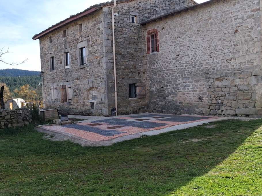 L'un des 2 parkings - Gîte Ukhutula , Vollore-Montagne , Puy-de-Dôme , Auvergne
