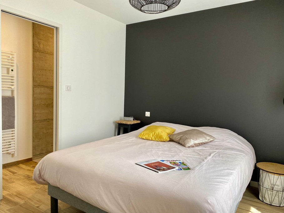 Bedroom with double bed (140cm)