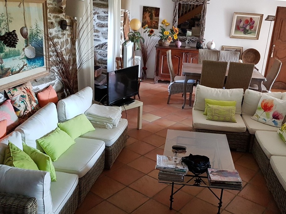 Salon au RDC et table salle à manger au second plan