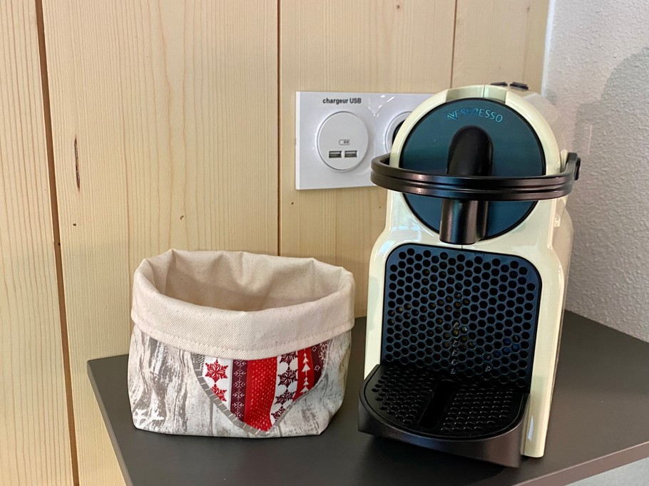 Machine à café dosettes Nespresso et prise charge USB.