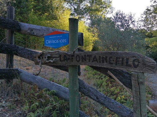 Independent, private and shaded entrance to the gîte