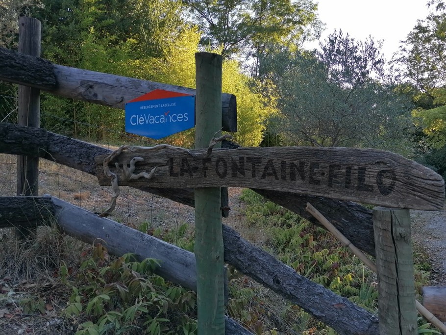 Independent, private and shaded entrance to the gîte