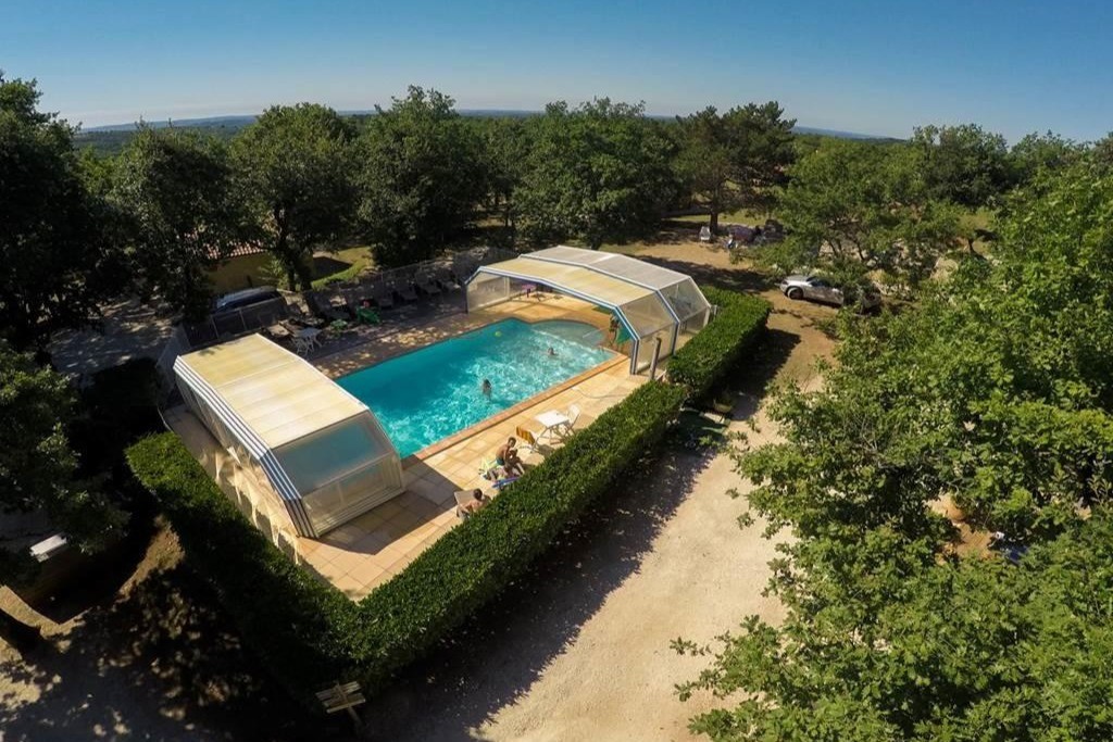 Piscine couverte et chauffée Village de Gîtes Les Collines d'Eyvigues 24580 Salignac Eyvigues Clévacances