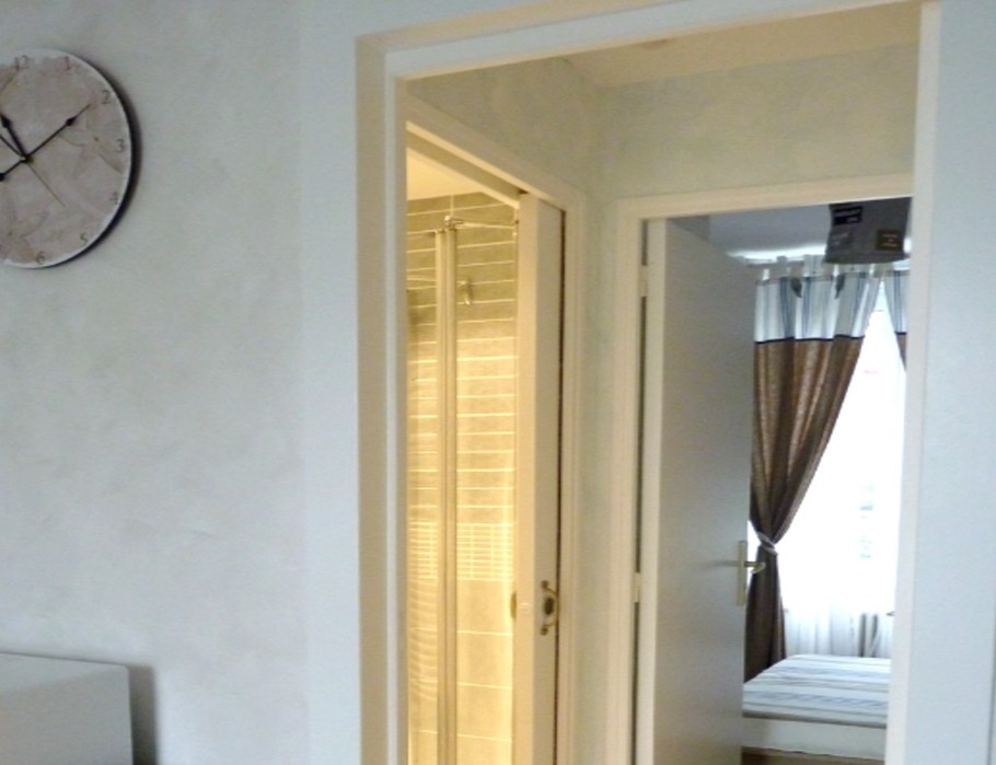 Couloir desservant la salle d'eau et la chambre indépendante.