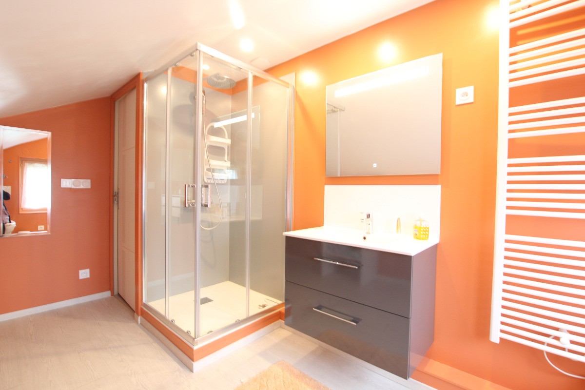 Salle de bain étage avec wc