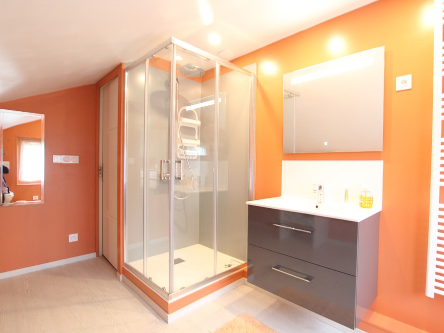 Salle de bain étage avec wc