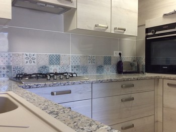 cuisine avec grand réfrigérateur et four