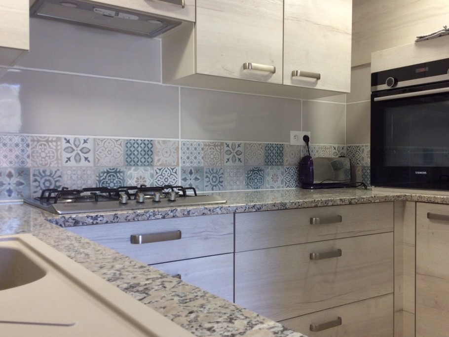 cuisine avec grand réfrigérateur et four