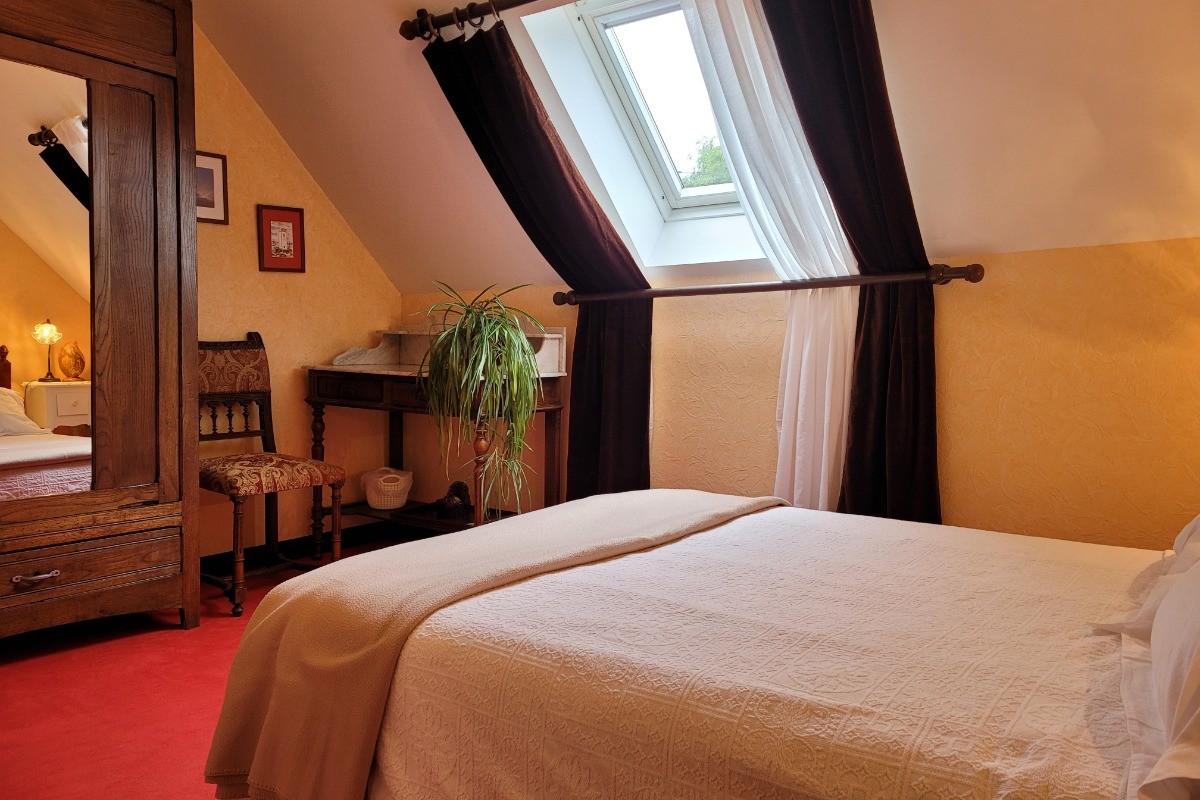 Charline -  deuxième chambre avec lit double 140 armoire - bureau et chevets