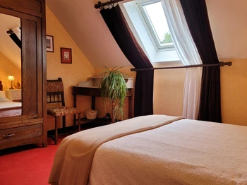 Charline -  deuxième chambre avec lit double 140 armoire - bureau et chevets