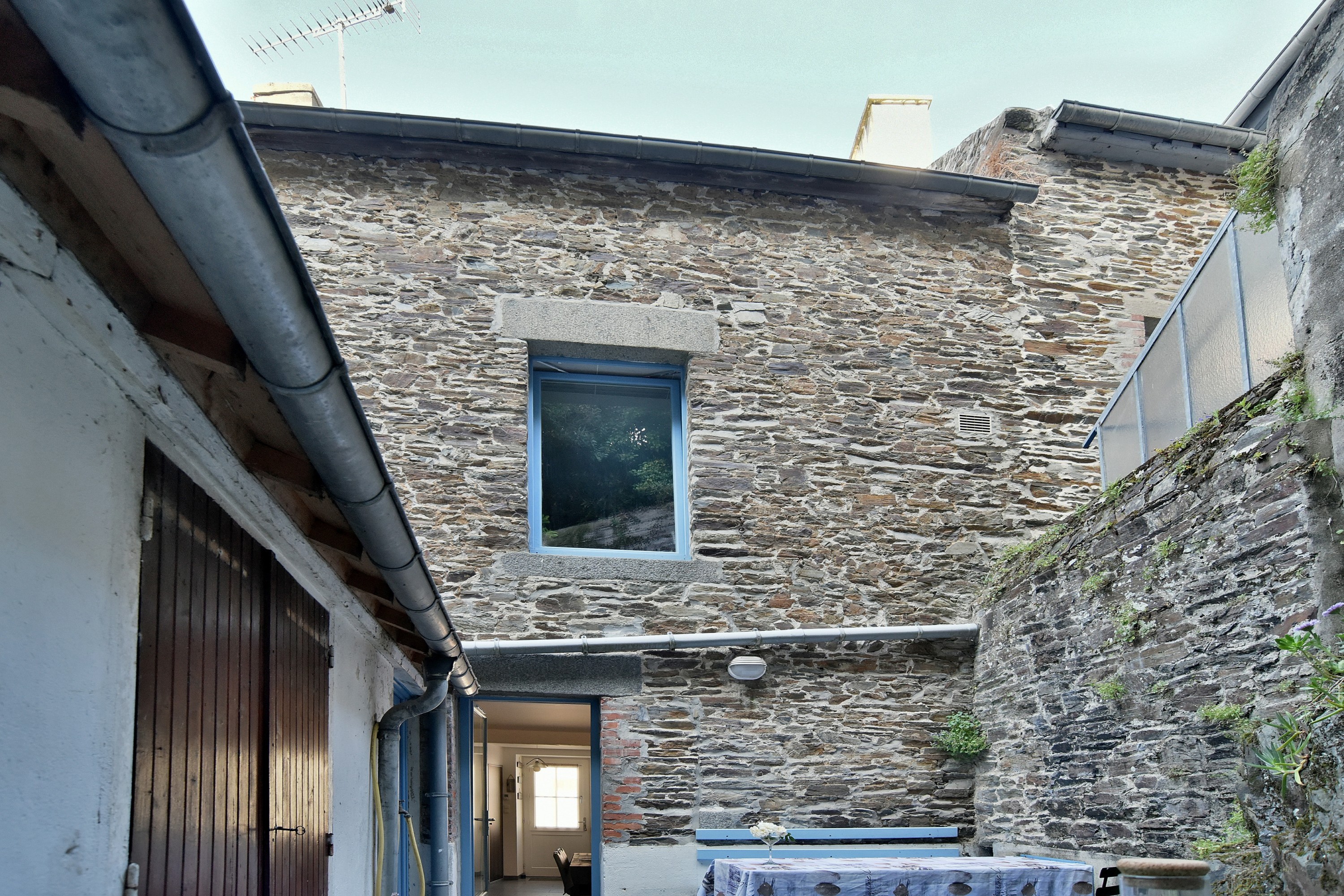 Cour privative avec 2 salons de jardin pour 6 et 2 personnes, pour d'agréables repas et moment en plein air. Barbecue à votre disposition. Espace buanderie (lave-linge et sèche-linge) et WC séparé dans la dépendance à gauche.