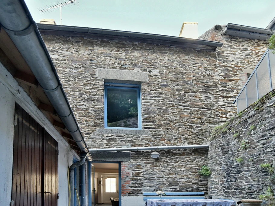 Cour privative avec 2 salons de jardin pour 6 et 2 personnes, pour d'agréables repas et moment en plein air. Barbecue à votre disposition. Espace buanderie (lave-linge et sèche-linge) et WC séparé dans la dépendance à gauche.