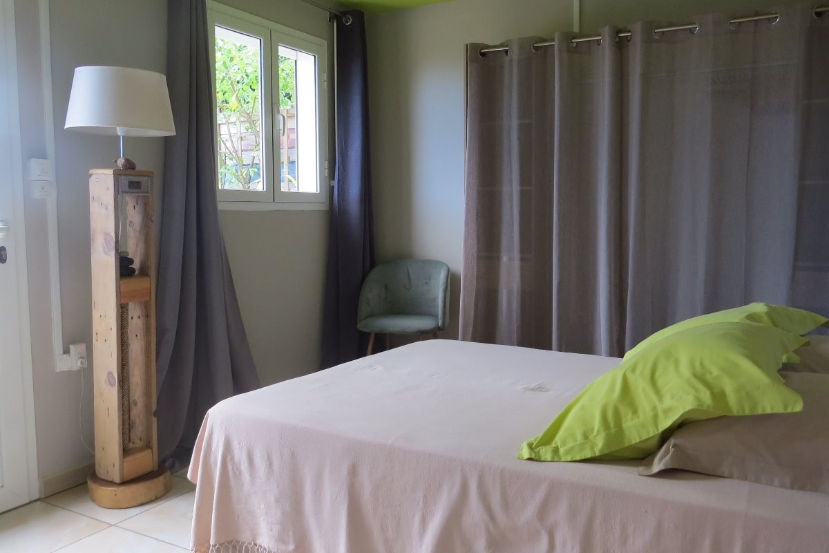 La chambre double avec son lit en 140x190cm