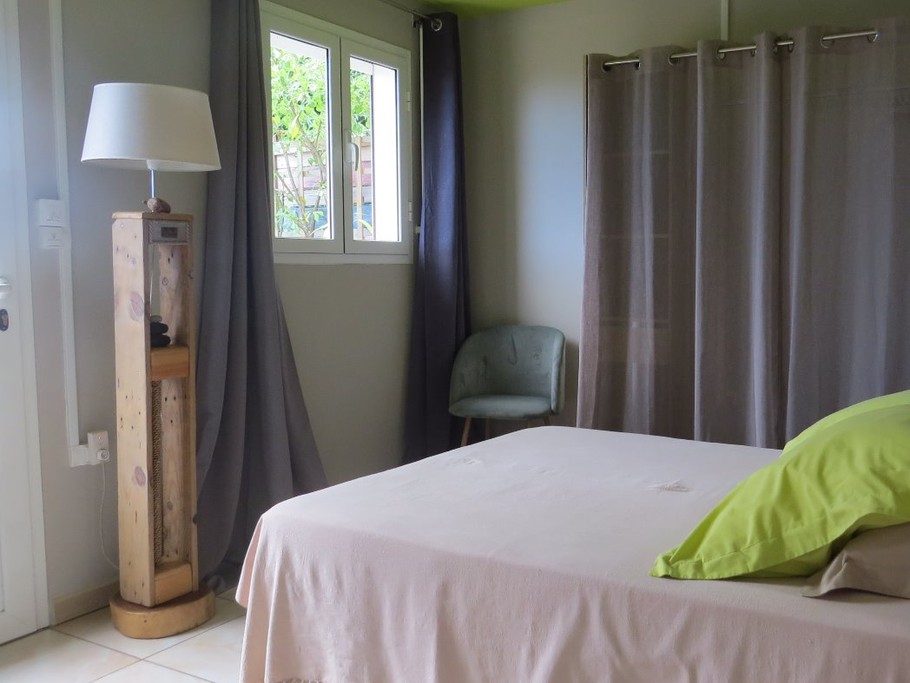 La chambre double avec son lit en 140x190cm