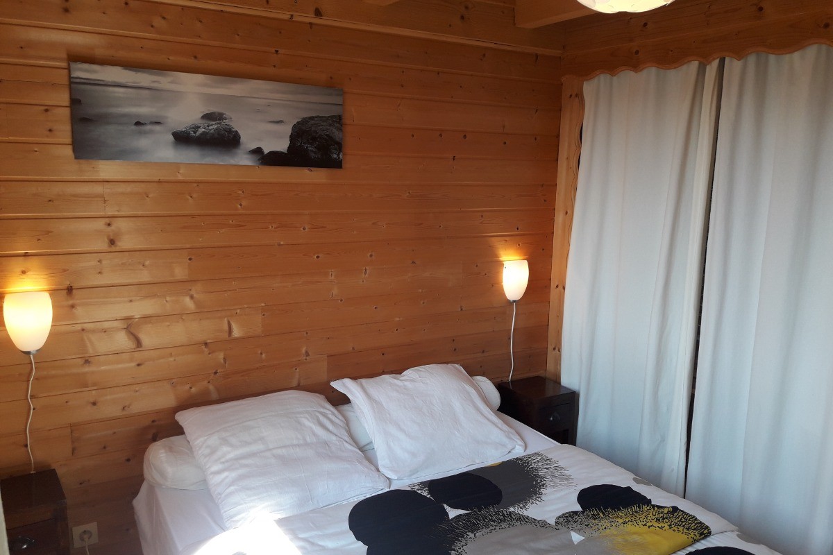 chambre du bas un lit double