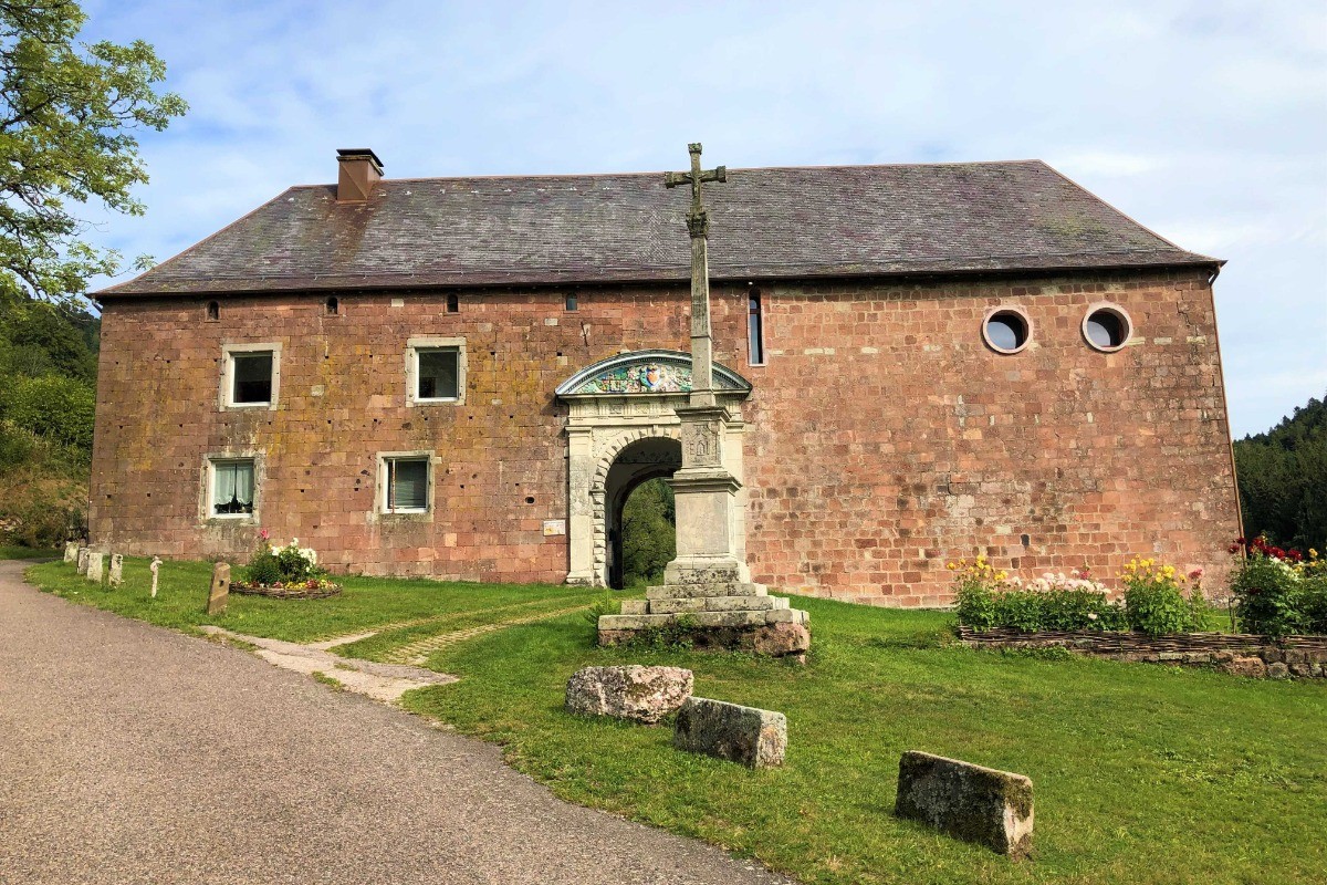 Le prieuré d'Hérival dans son écrin de verdure - Chez Maïse