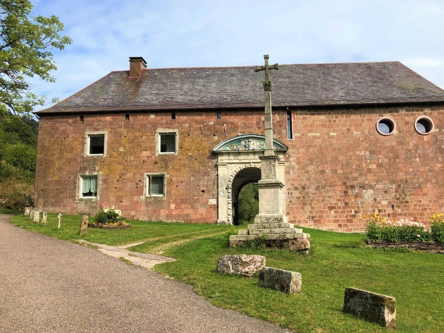 Le prieuré d'Hérival dans son écrin de verdure - Chez Maïse