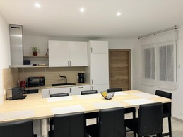 Cuisine ouverte sur salon/ séjour -Gîte du Thoné