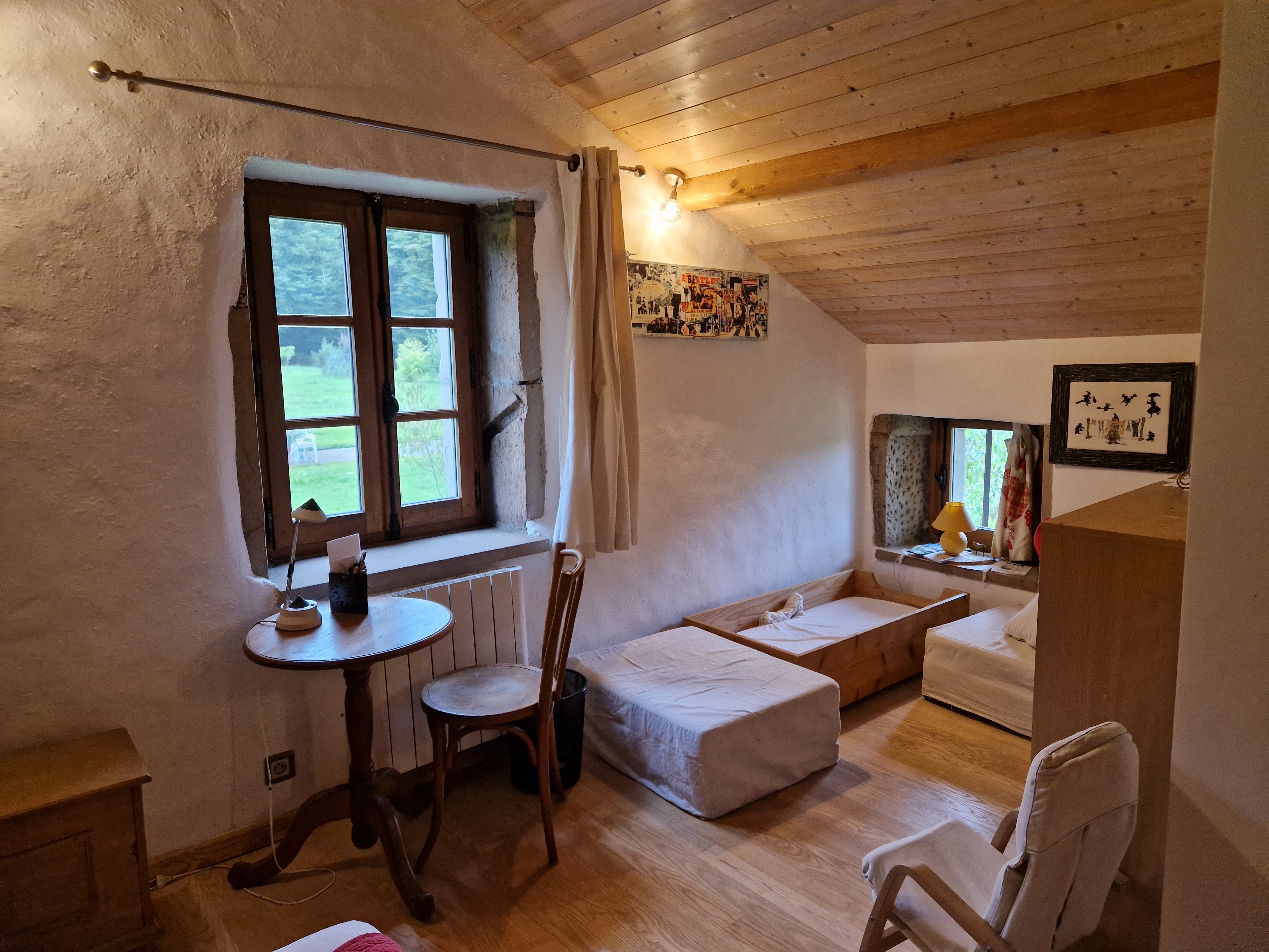 Espace détente chambre et lit enfant - Gite de la Cabiole