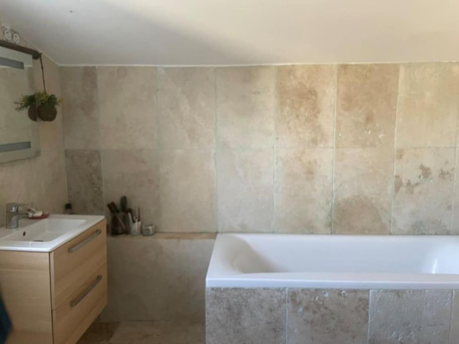 Salle de bain spacieuse