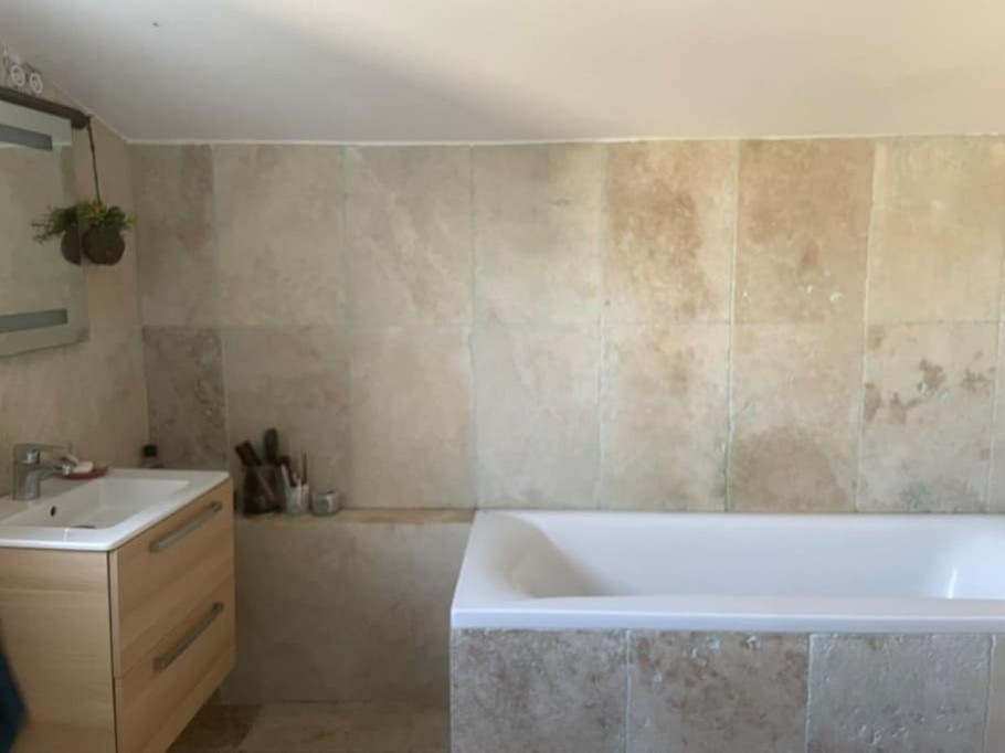 Salle de bain spacieuse