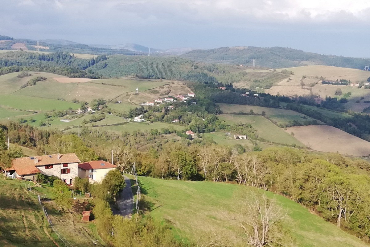 Vue de la maison et du gîte
