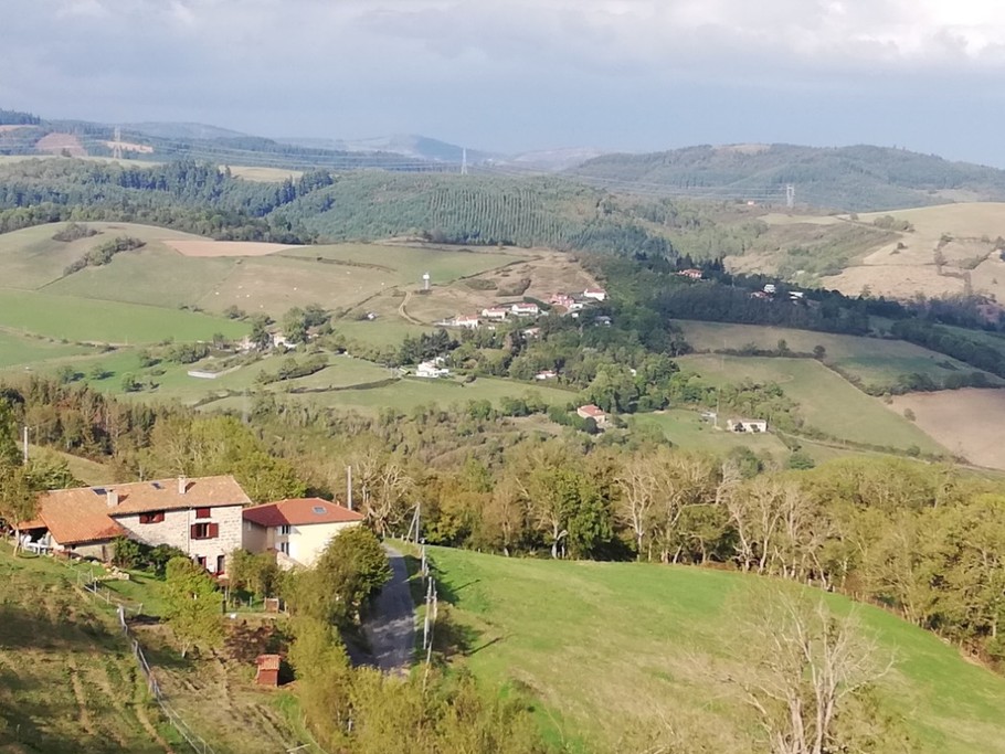 Vue de la maison et du gîte