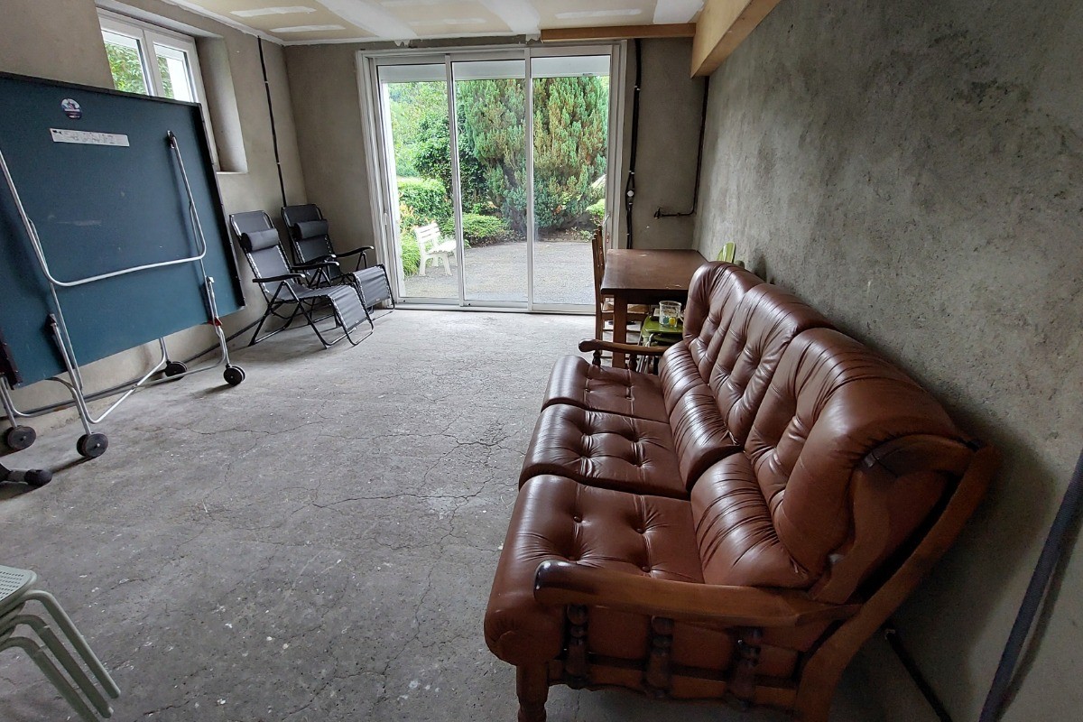 Salle de jeu table ping pong et vélo d'intérieur, idéale également pour ranger vos vélos, équipement de sport ou skis