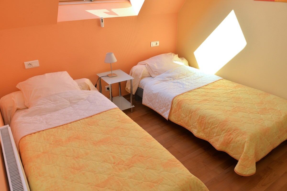 La troisième chambre et ses deux lits de 90 cm par 190 cm