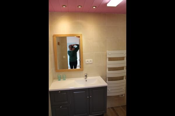 Salle de douche en bas