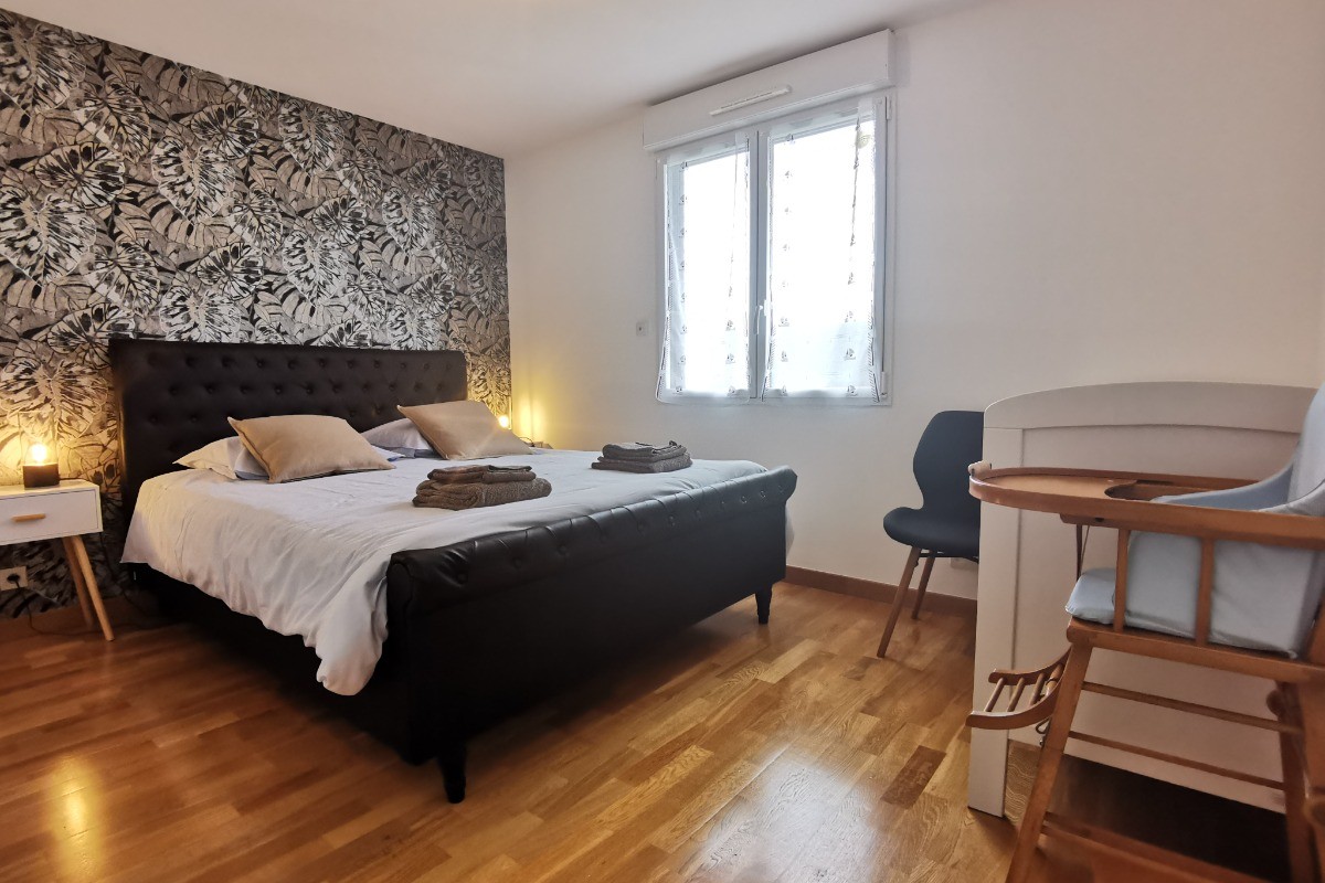 Chambre 3 avec lit 160 et grand placard penderie