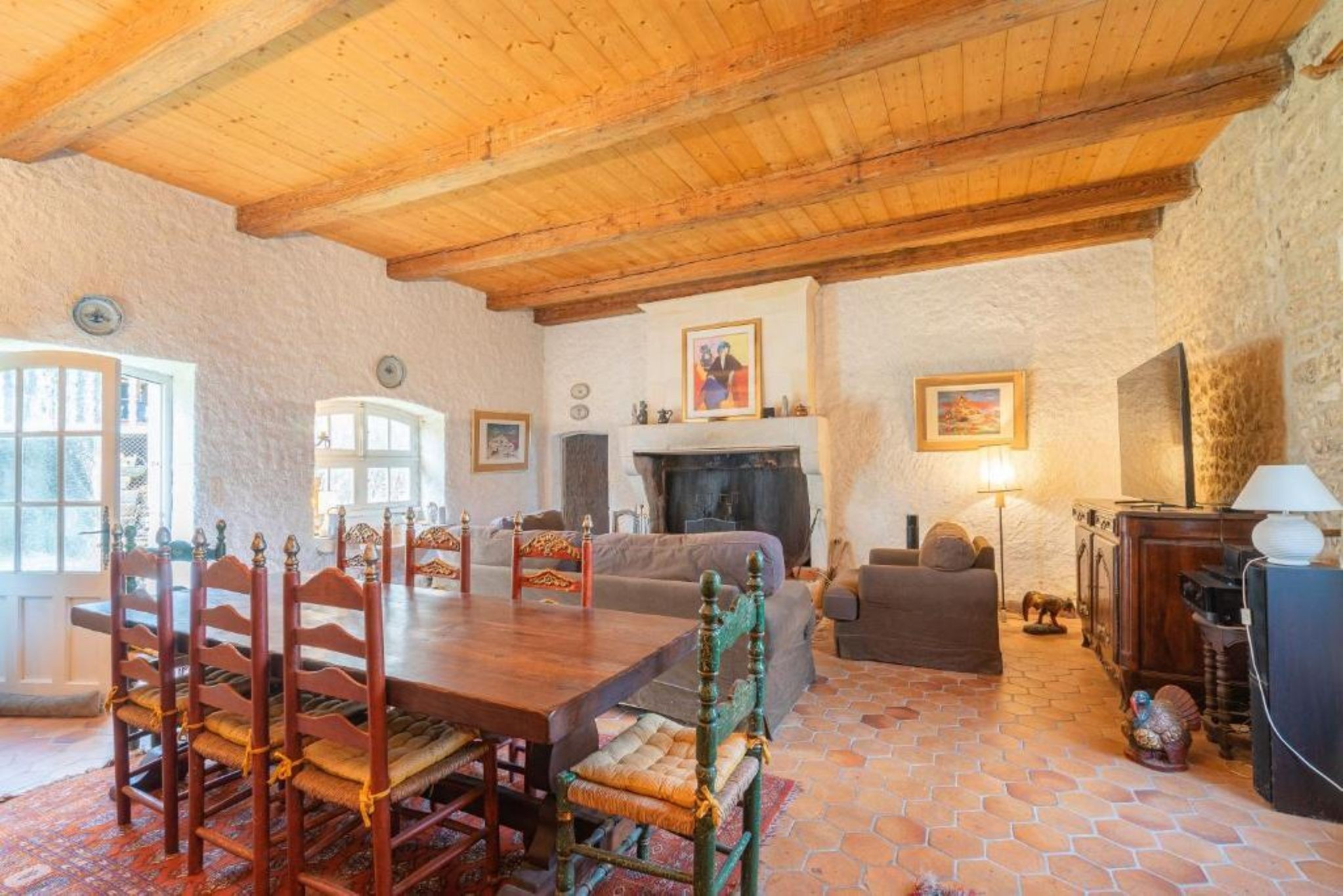 Salle de séjour de la Maison Gareshé du 18e siècle, maison d'hôtes avec 3 chambres avec leur salle d'eau et toilettes privatives, en Charente maritime