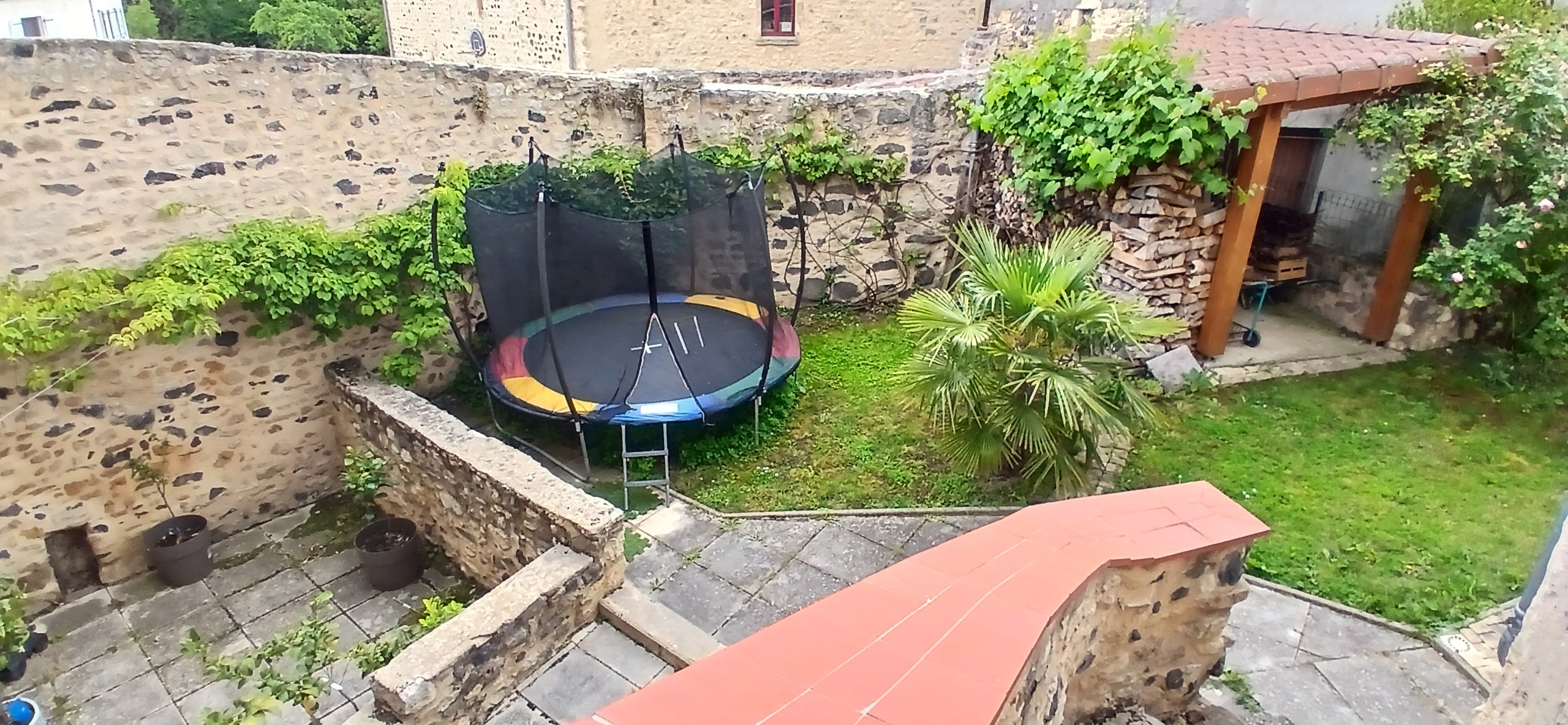 The Volcans d'Auvergne holiday cottage: The garden with its trampoline