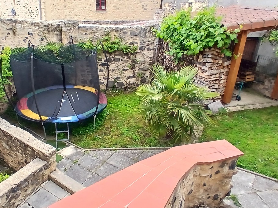 The Volcans d'Auvergne holiday cottage: The garden with its trampoline