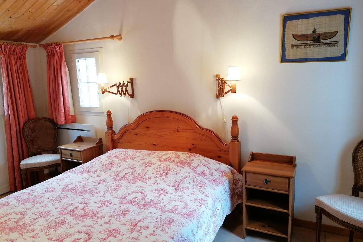 Chambre double à l'étage avec lit en 160x200