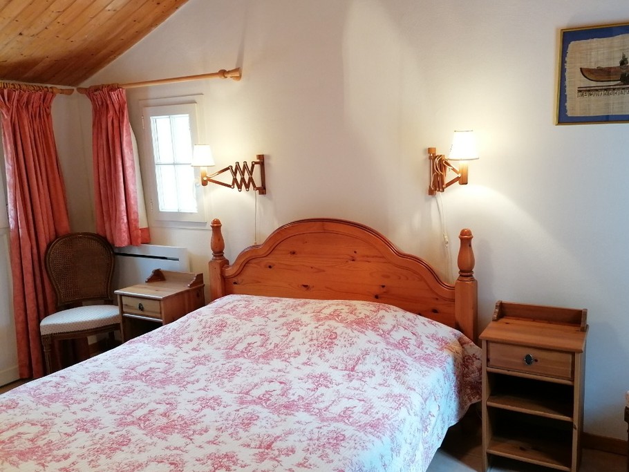 Chambre double à l'étage avec lit en 160x200