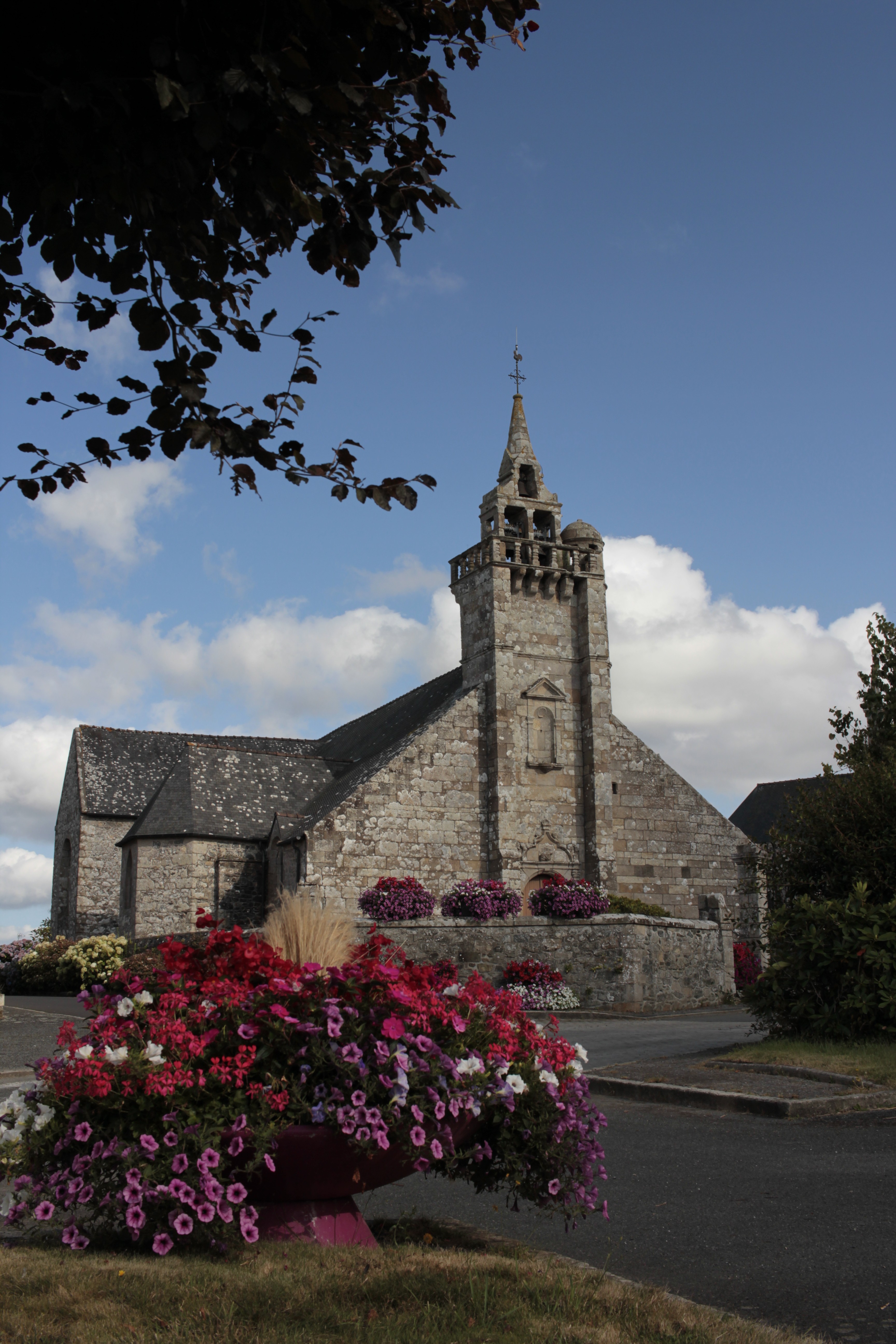 Saint-Gilles les bois, Saint-Gilles church (500 m away)