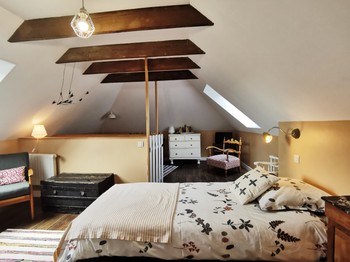 Floor 2: Tristan bedroom with 2 single beds (90cm)