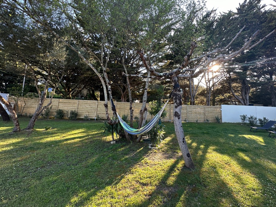 Jardin entierement cloturé et isolé de toute vus directe.