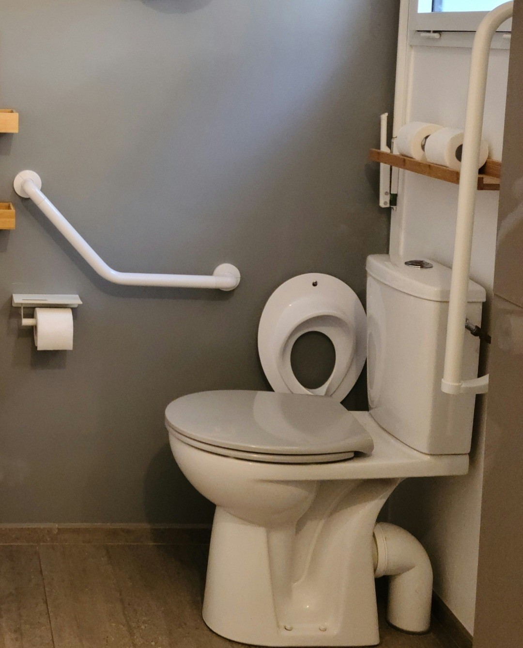 WC PMR, réducteur pour les enfants, marche à disposition.