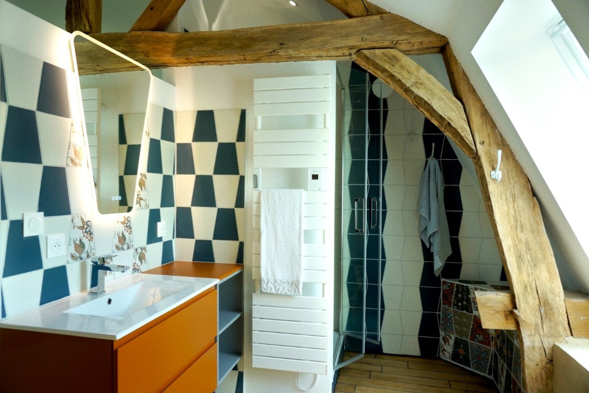 Chambre 3 à l'étage - pour 2 personnes (lit 160 cm) avec salle d'eau privative communicante (meuble vasque et douche grande dimension.)