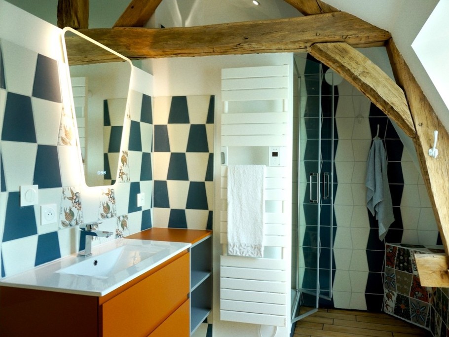Chambre 3 à l'étage - pour 2 personnes (lit 160 cm) avec salle d'eau privative communicante (meuble vasque et douche grande dimension.)