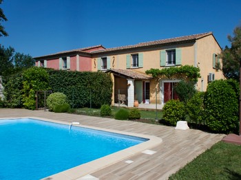 Façade avec piscine