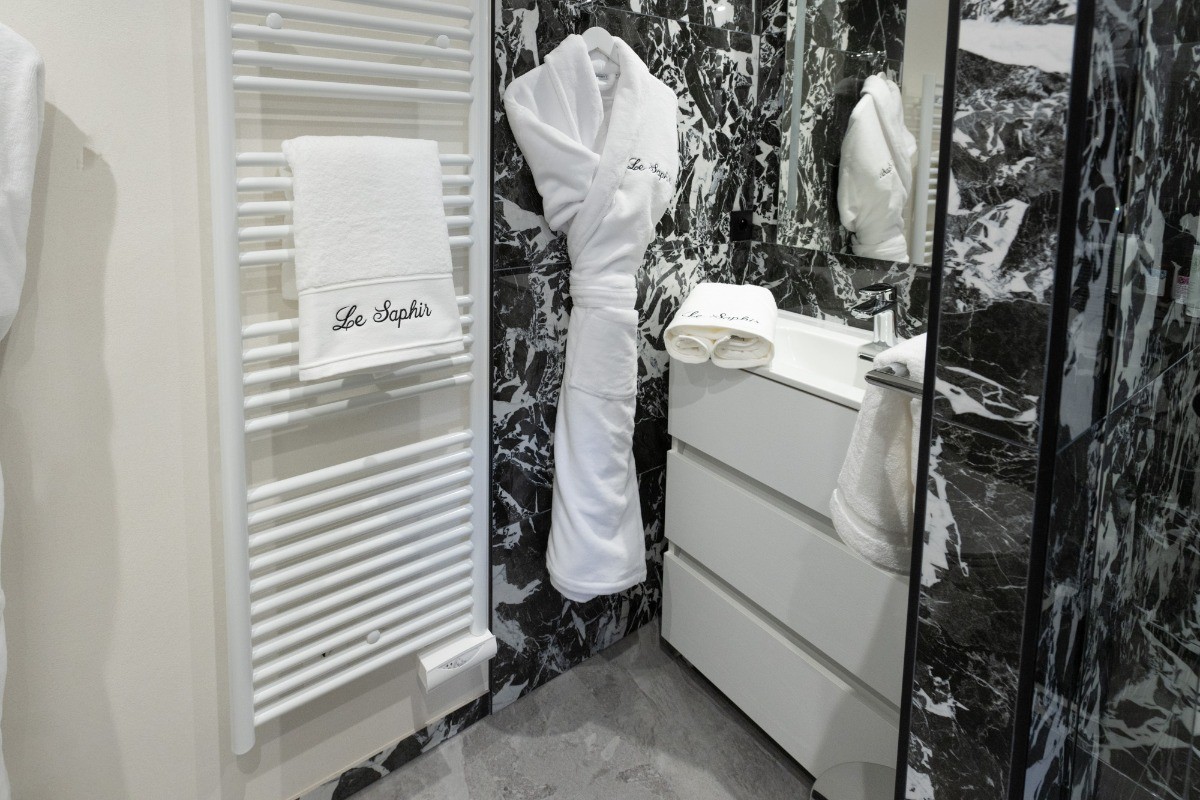 Salle d'eau avec peignoirs - Studios Belross Le Saphir
