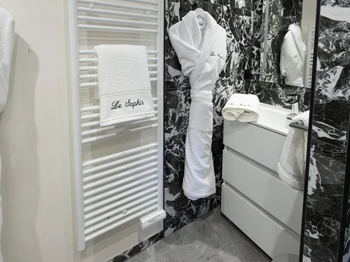 Salle d'eau avec peignoirs - Studios Belross Le Saphir