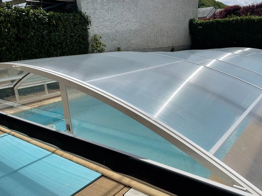 piscine dôme fermé